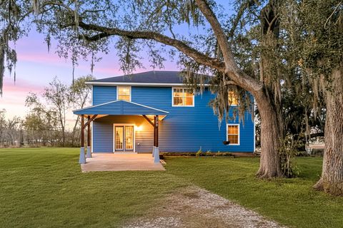 Photo of 450 N Sunset Boulevard, Holiday Lakes, TX 77515 (MLS # 69040857)
