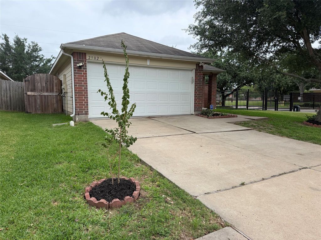Photo of 2902 Back Bay Brook Trail, Houston, TX 77045 (MLS # 50150132)