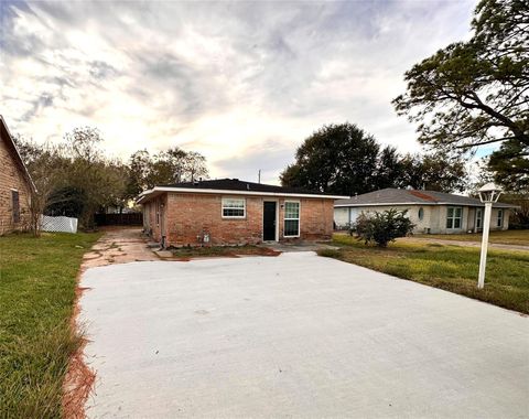 Photo of 2618 Hill Avenue, Dickinson, TX 77539 (MLS # 85581491)
