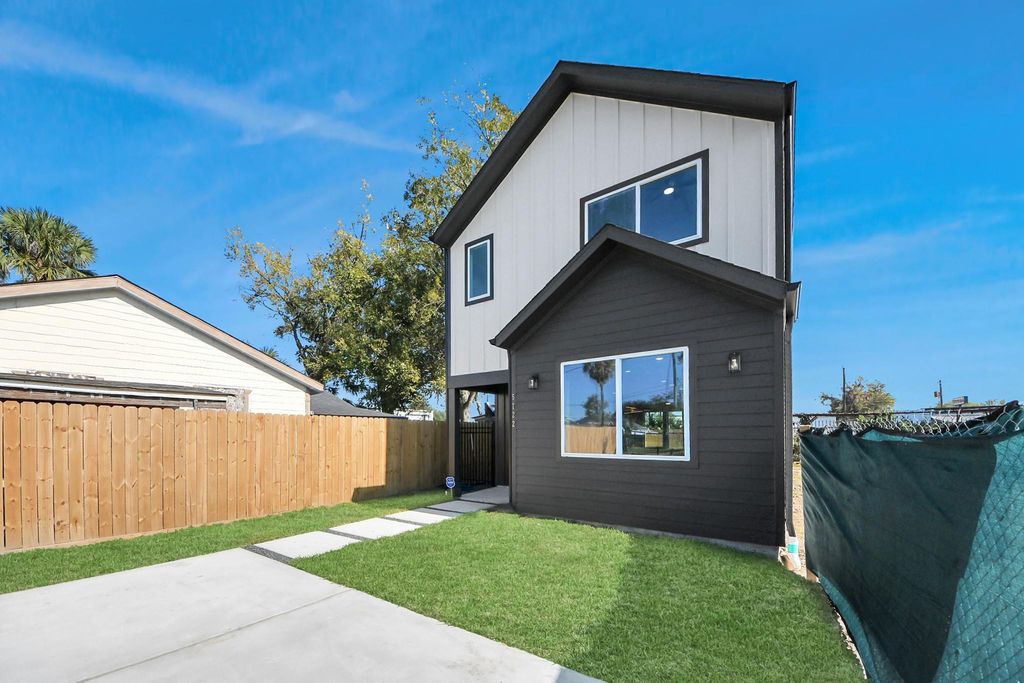 Photo of 5722 Horton Street, Houston, TX 77026 (MLS # 45459366)