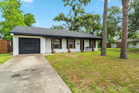 Photo of 6038 Woodbrook Lane, Houston, TX 77008 (MLS # 10124448)