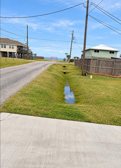 Photo of 117 14th St ST, San Leon, TX 77568 (MLS # 54478717)