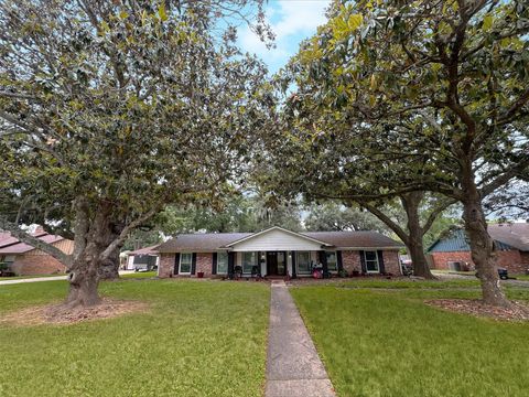 Photo of 127 Begonia Street, Lake Jackson, TX 77566 (MLS # 50333709)