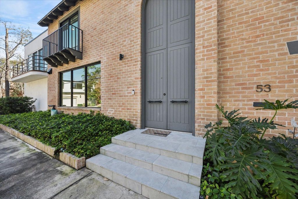 Photo of 10 S Briar Hollow Lane #53, Houston, TX 77027 (MLS # 65948912)
