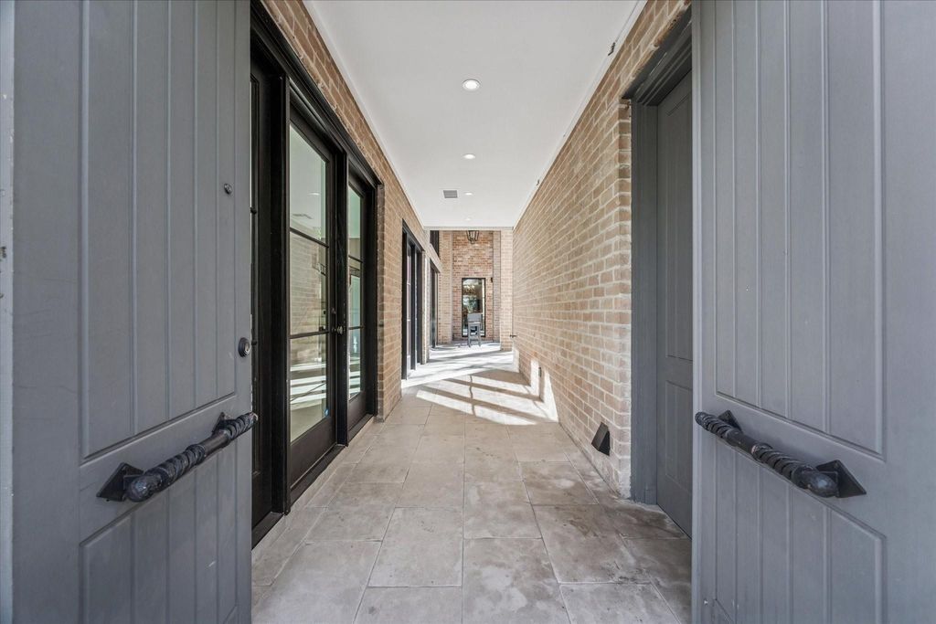 Photo of 10 S Briar Hollow Lane #53, Houston, TX 77027 (MLS # 65948912)