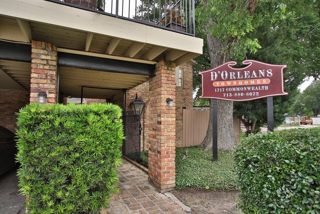 Photo of 1733 Commonwealth Street, Houston, TX 77006 (MLS # 32788392)