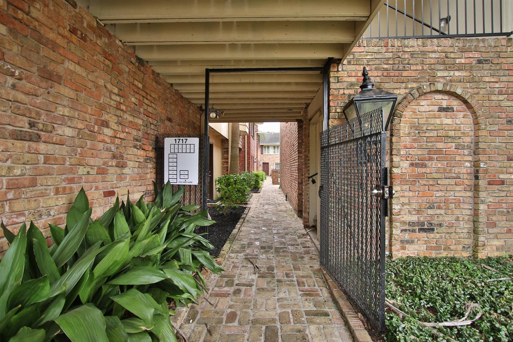 Photo of 1733 Commonwealth Street, Houston, TX 77006 (MLS # 32788392)