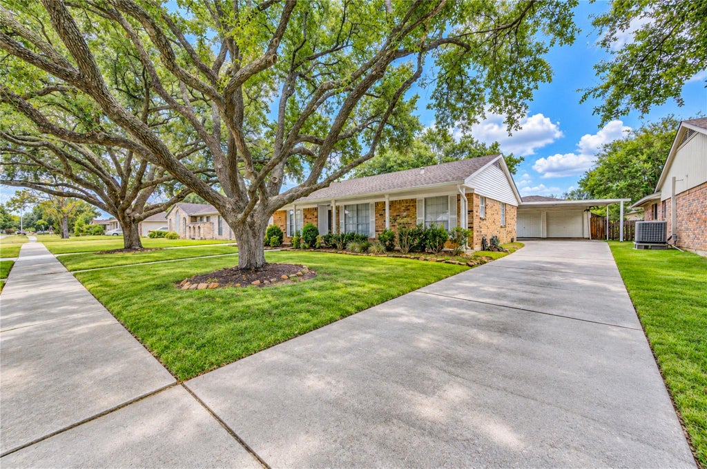 Photo of 11323 Sagetrail Drive, Houston, TX 77089 (MLS # 96382298)