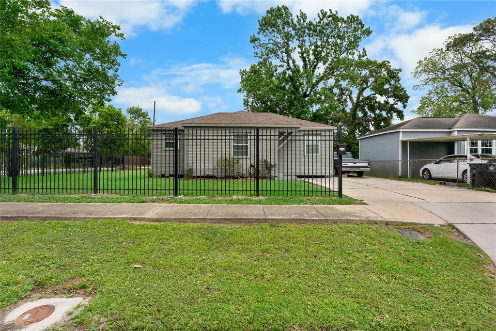Photo of 1005 Majestic Street, Houston, TX 77020 (MLS # 34018966)