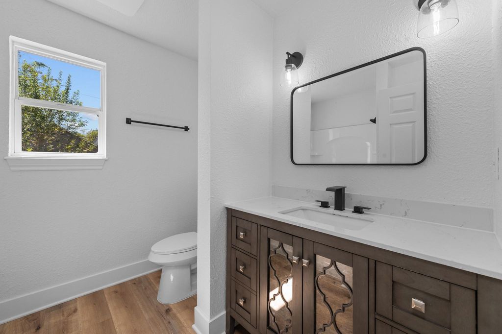 Photo of 33 17th Avenue N, Texas City, TX 77590 (MLS # 57394204)