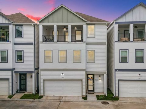 Photo of 911 W 35th Street #C, Houston, TX 77018 (MLS # 16778801)