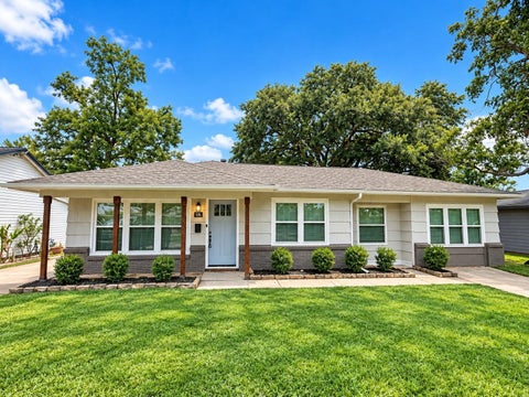 Photo of 306 Wisteria Street, Lake Jackson, TX 77566 (MLS # 67097660)