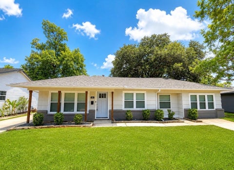 Photo of 306 Wisteria Street, Lake Jackson, TX 77566 (MLS # 67097660)