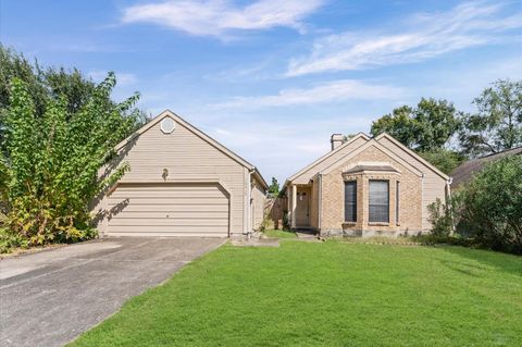 Photo of 16615 Ivy Grove Drive, Houston, TX 77058 (MLS # 4211107)