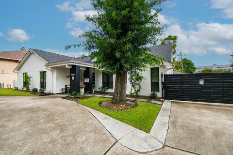Photo of 5507 S Braeswood Boulevard, Houston, TX 77096 (MLS # 57972945)