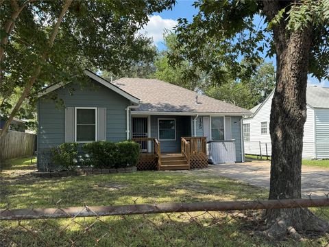 Photo of 125 Pomeroy Avenue, Pasadena, TX 77506 (MLS # 76360758)