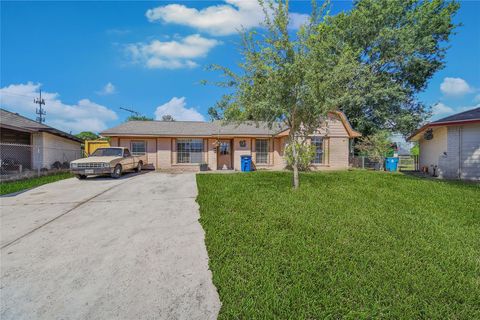 Photo of 118 W Doverfield Drive, Houston, TX 77037 (MLS # 54076932)