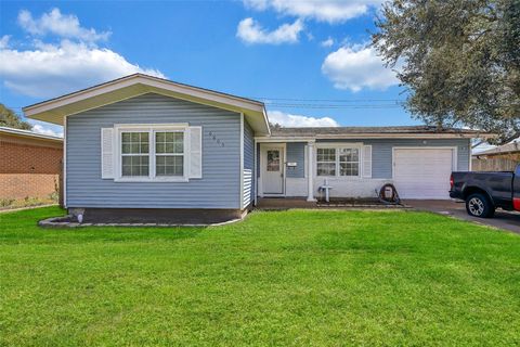 Photo of 6605 Fairway Drive, Galveston, TX 77551 (MLS # 17011391)