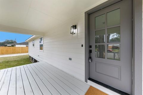 Photo of 5610 Chapman Street, Houston, TX 77009 (MLS # 81425414)