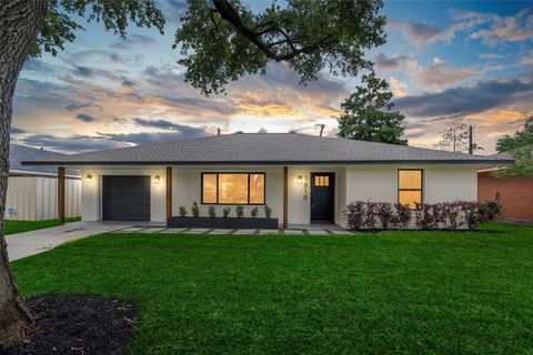 Photo of 1818 Watercrest Drive, Houston, TX 77008 (MLS # 36132085)