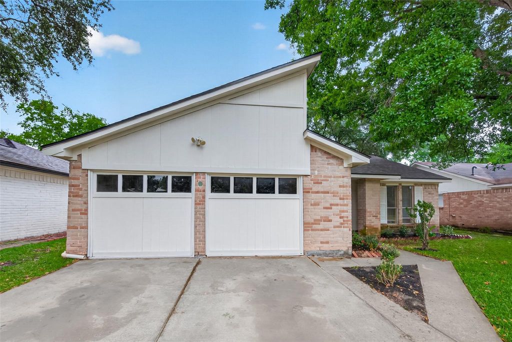 Photo of 7515 Londres Drive, Houston, TX 77083 (MLS # 65384701)