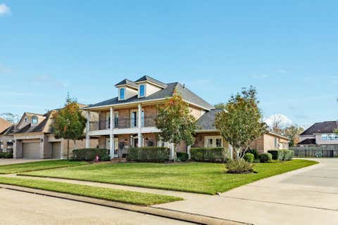 Photo of 204 Arrowhead Drive, Lake Jackson, TX 77566 (MLS # 69869846)