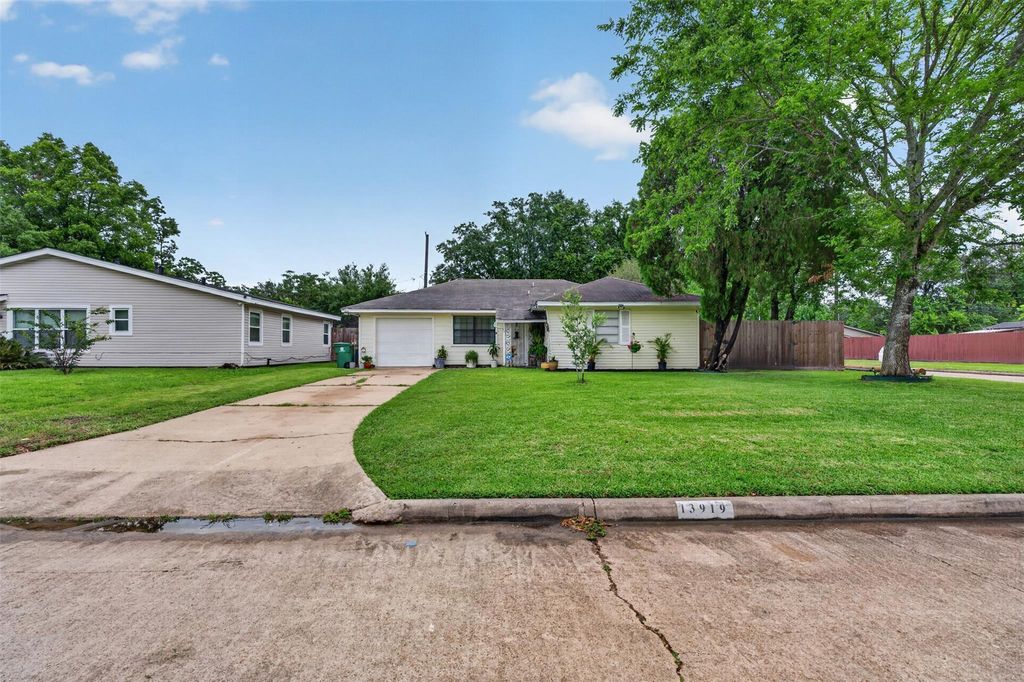 Photo of 13919 Santa Teresa Road, Houston, TX 77045 (MLS # 36227668)