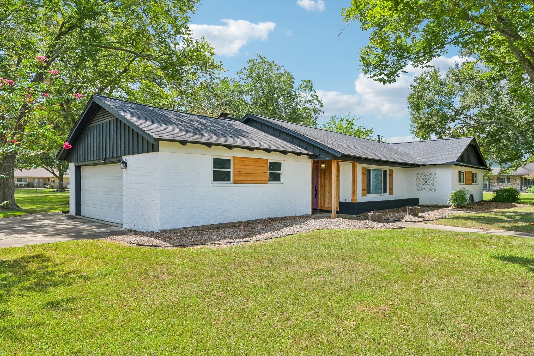 101 W Larkspur Drive