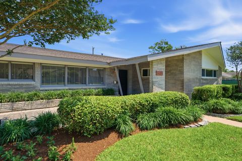 Photo of 5434 Valkeith Drive, Houston, TX 77096 (MLS # 46737727)