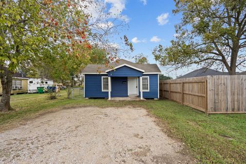 Photo of 419 N Parrish Street, Angleton, TX 77515 (MLS # 48551582)