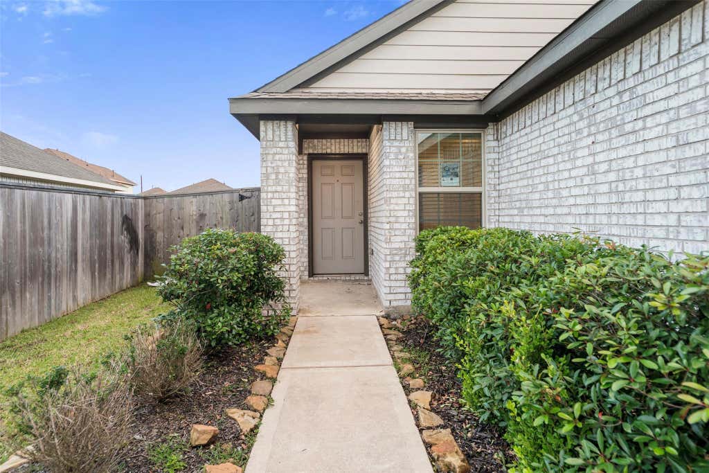 Photo of 14534 Broadbury Pond Road, Rosharon, TX 77583 (MLS # 17352374)