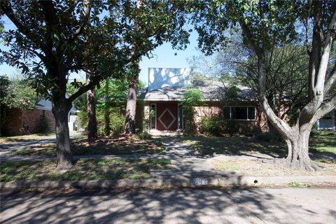 Photo of 5242 Grape Street, Houston, TX 77096 (MLS # 26920455)