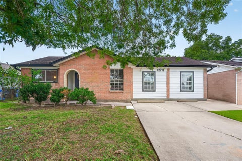 Photo of 12711 Greenshire Dr Drive, Houston, TX 77048 (MLS # 12048942)