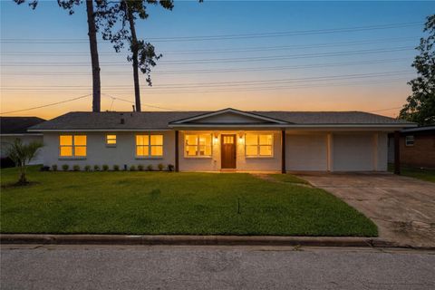 Photo of 1041 Gardendale Drive, Houston, TX 77018 (MLS # 27969784)