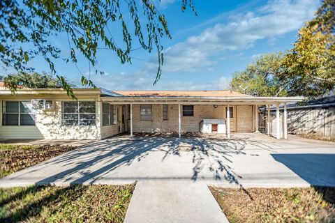 Photo of 1106 Brookhollow Drive, Port Lavaca, TX 77979 (MLS # 34038283)