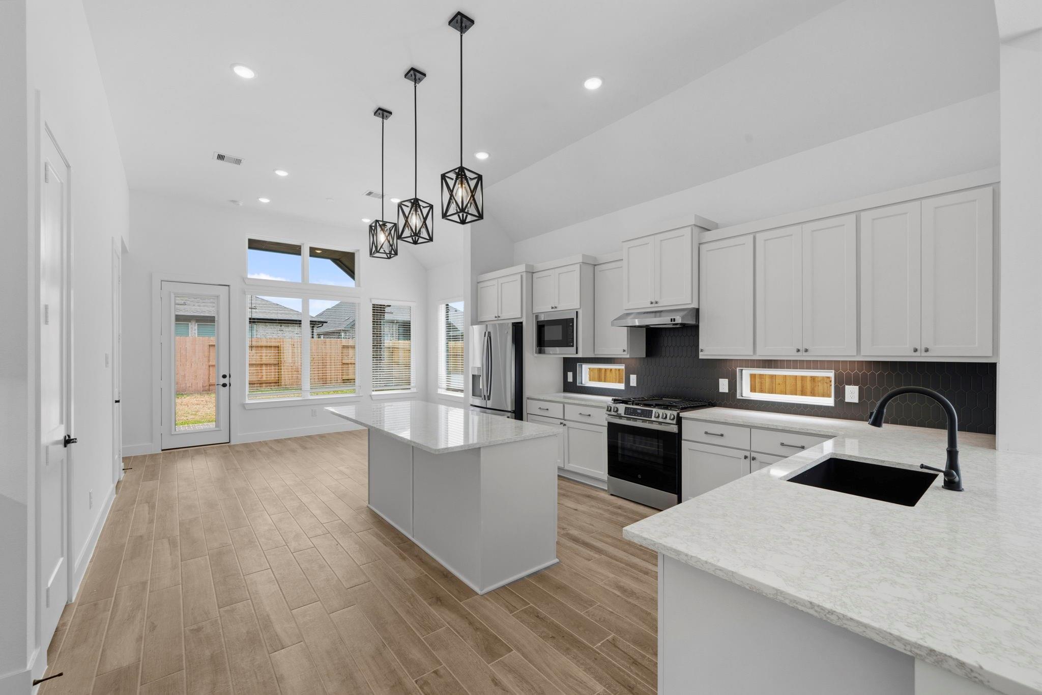 2402 Garden Arbor