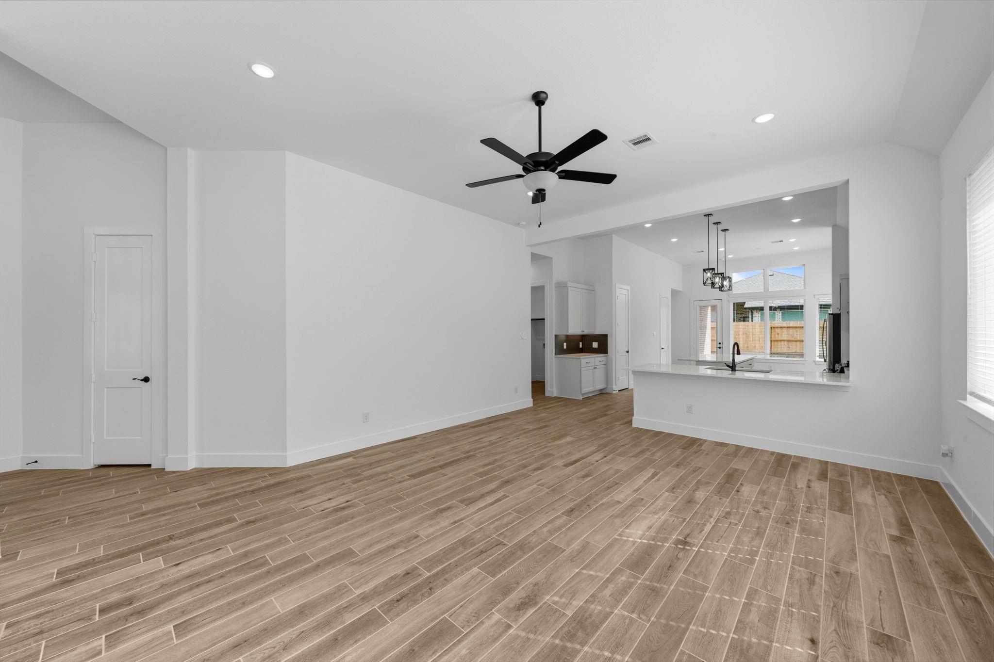 2402 Garden Arbor