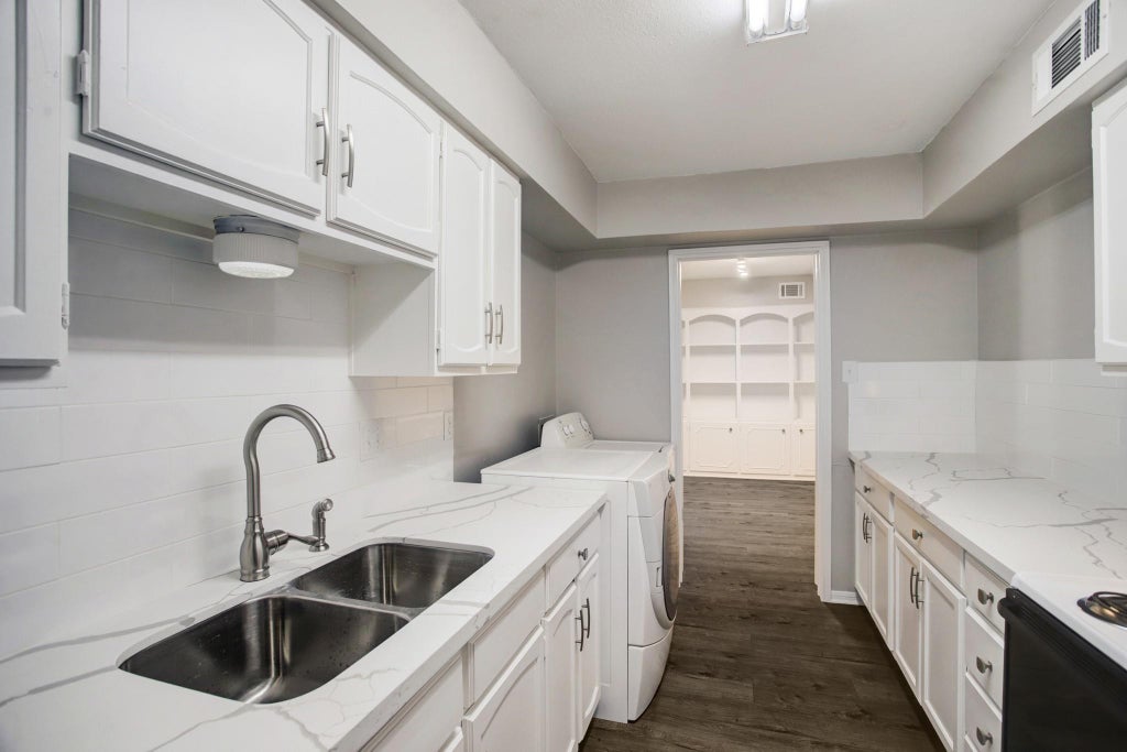 Photo of 353 N Post Oak Lane #819, Houston, TX 77024 (MLS # 26635821)