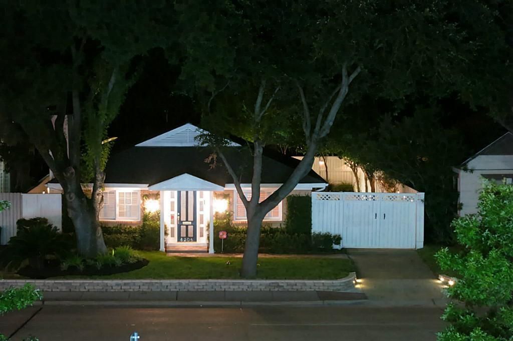 Photo of 6208 Kirby Drive, Houston, TX 77005 (MLS # 26669574)