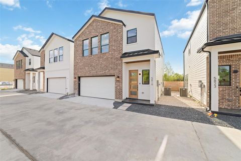 Photo of 5843 Outer Banks Street, Houston, TX 77091 (MLS # 56212278)