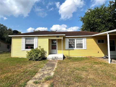 Photo of 104 Draper Street, Columbus, TX 78934 (MLS # 94689667) Photo of 104 Draper Street, Columbus, TX 78934 (MLS # 94689667)