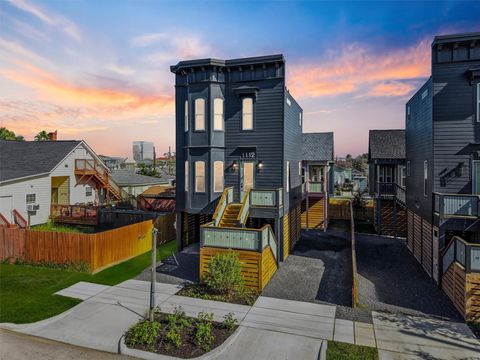 Photo of 1112 30th St, Galveston, TX 77550 (MLS # 93095268)