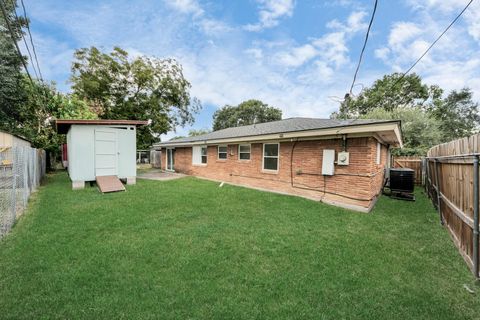 Tiny photo for 5758 Heron Drive, Houston, TX 77033 (MLS # 39268594)