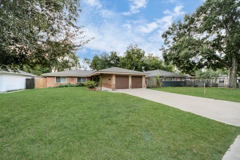 Tiny photo for 5758 Heron Drive, Houston, TX 77033 (MLS # 39268594)
