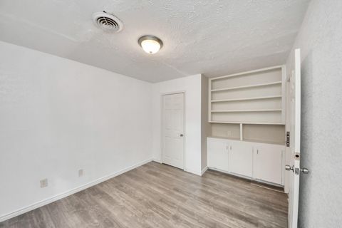 Tiny photo for 5758 Heron Drive, Houston, TX 77033 (MLS # 39268594)