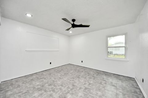 Tiny photo for 5758 Heron Drive, Houston, TX 77033 (MLS # 39268594)