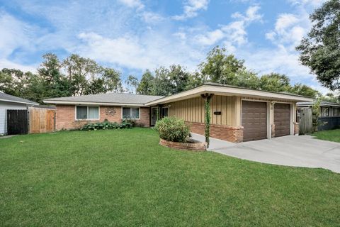 Tiny photo for 5758 Heron Drive, Houston, TX 77033 (MLS # 39268594)