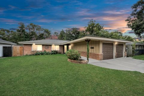 Tiny photo for 5758 Heron Drive, Houston, TX 77033 (MLS # 39268594)