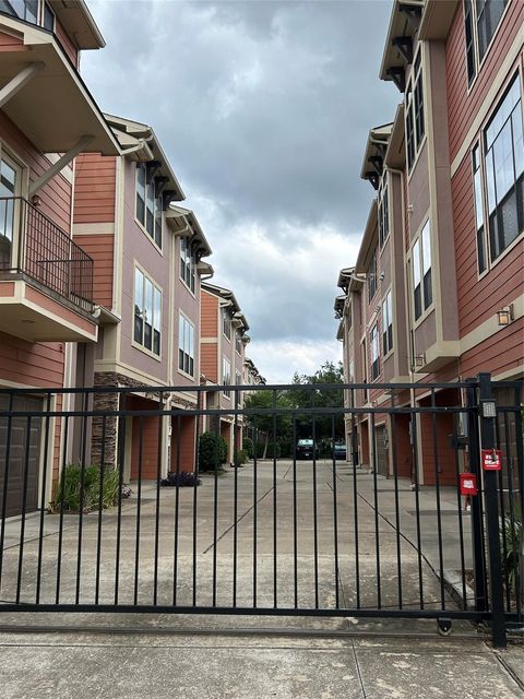 Tiny photo for 1049 W 22nd Street #H, Houston, TX 77008 (MLS # 89091550)