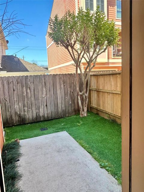Tiny photo for 1049 W 22nd Street #H, Houston, TX 77008 (MLS # 89091550)
